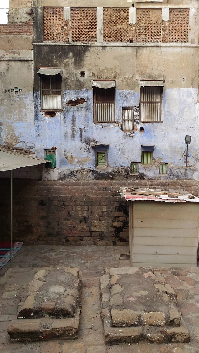 The tomb is surrounded by residential buildings on all sides.
