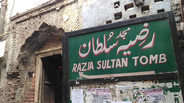 The sole signboard guiding you to the tomb.