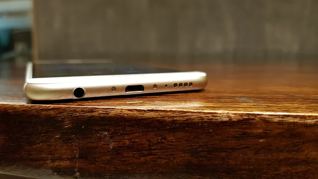 I see a 3.5mm headphone jack! Thank God!