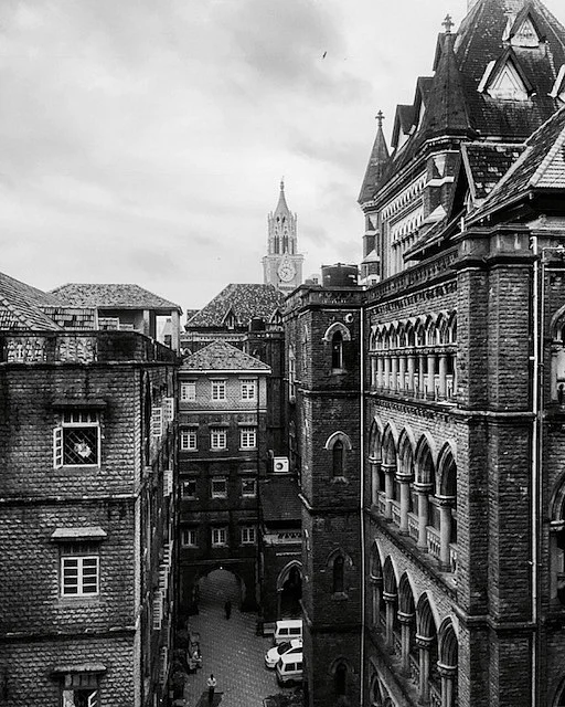 The Bombay High Court’s architecture follows the pattern of an Indo-Western fusion, back from the time of colonial India. 