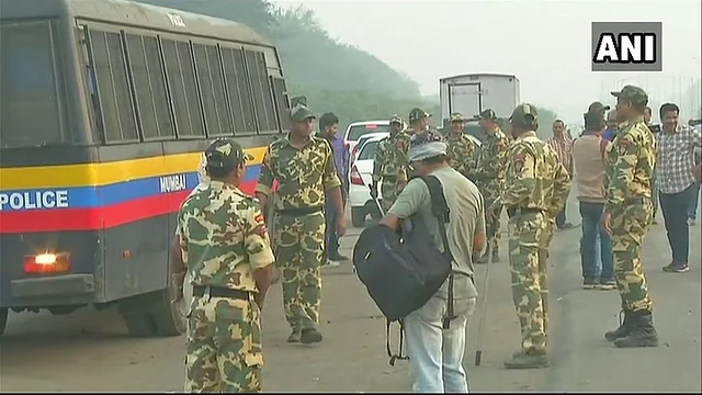 Police deployment at the Mumbai Eastern Expressway on the morning of 3 January.
