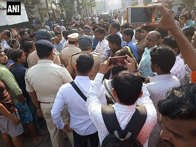 Protesters swarm the police in Mumbai’s Ramabai Colony