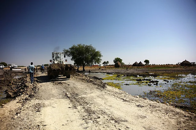 The UN Peacekeeping Mission engineers carried white soil from South Sudan’s Malakal to the collapsed bridge near Akoka. 
