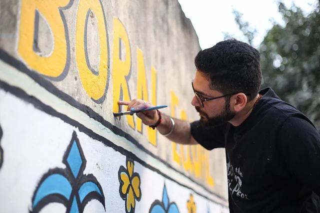 The team painted a wall at Sarojini Nagar – an event that saw the participation of large groups of people in the capital.