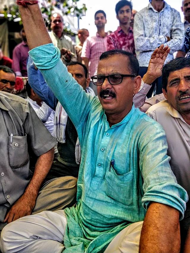 Purushottam Singh chants slogans demanding a CBI inquiry.