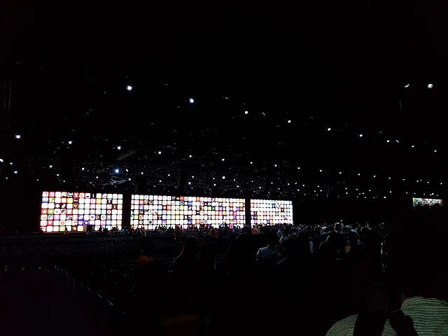 As the crowd gathers, we await for the ‘big daddy’ of Apple Tim Cook to take stage