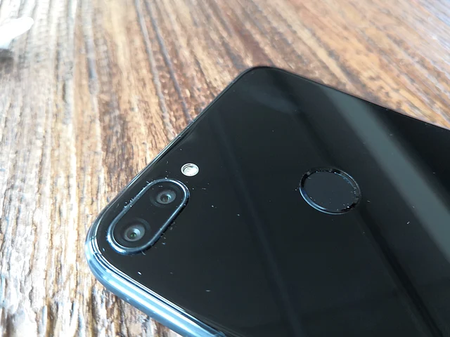 The phone comes with a dual 13+2-megapixel camera.