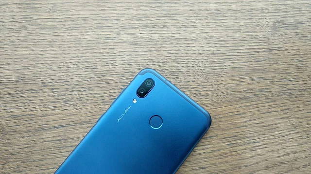 The Honor Play houses one 16-megapixel and one 2-megapixel dual camera setup.