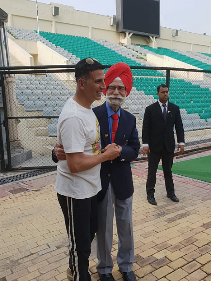Akshay Kumar meets the legendary hockey player Balbir Singh, who was also on the team that won India Olympic gold in 1948.