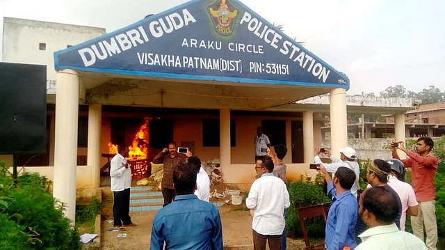 Tribal’s attacked the Dumbraguda police station in Vishakapatnam (AP) as protest against the killing of TDP Ex MLAS by Naxal in Vishakapatanm.