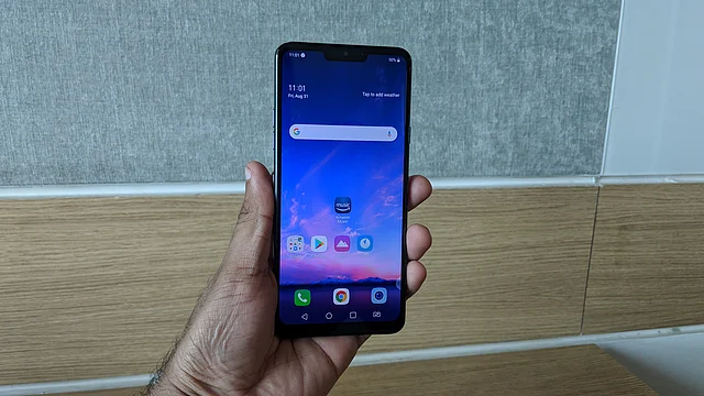 Don’t be fooled by its dimensions, the phone is a delight to hold. 