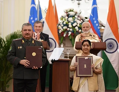 New Delhi: Prime Minister Narendra Modi and Uzbekistan President Shavkat Mirziyoyev witness the Exchange of Agreements at Hyderabad House, in New Delhi on Oct 1, 2018. Also seen External Affairs Minister Sushma Swaraj. (Photo: IANS/PIB)