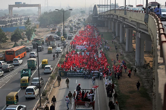 Farmers, workers and agricultural laborers arrive in New Delhi.