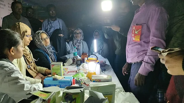 Doctors from AIIMS Delhi and AMU Delhi attend to the farmers at Ramlila Maidan. 