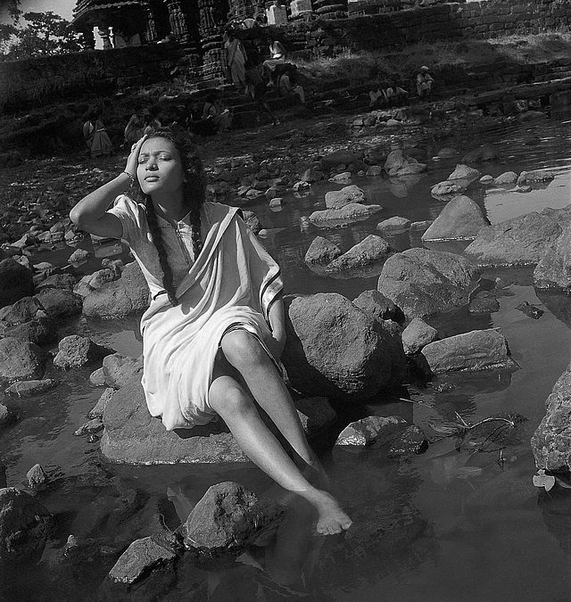 Homai’s classmate at the J J School of Arts and her favourite model, Rehana Mogul, posing for the camera at a women’s picnic. Bombay, late 1930s