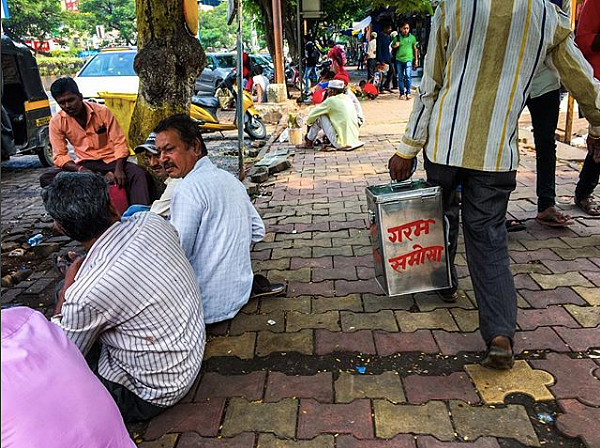 Hot samosas for traders waiting on a footpath, at a daily wage workers’ market in Vashi, Navi Mumbai 