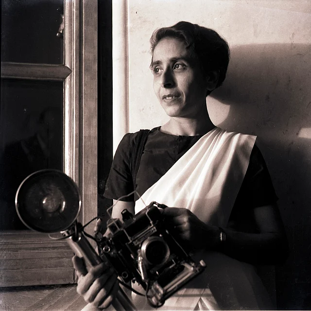 Homai with her wooden Speed Graphic Pacemaker camera