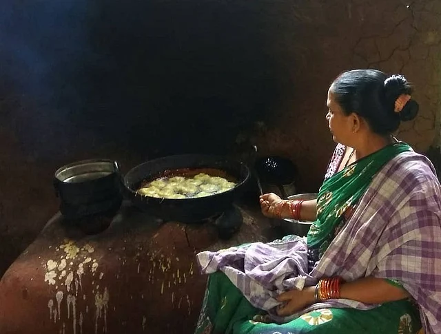 Basanti <i>didi </i>frying <i>wadas</i>. 