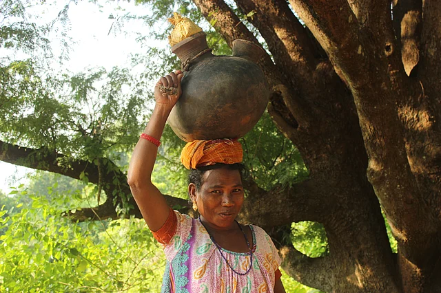 Carrying freshly-prepared <i>mohuli</i>. 