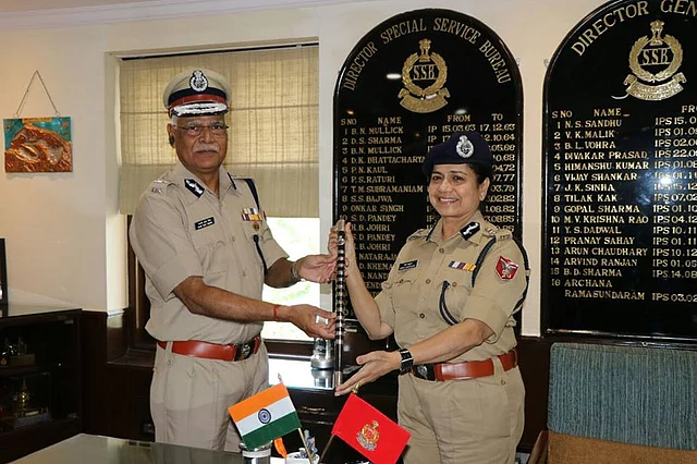 Rajni Kant Mishra (left) taking over as SSB Director General on 30 September 2017, succeeding Archana Ramasundaram (right).