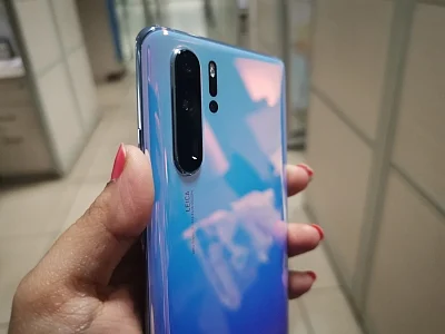 The phone comes with the world’s first RYYB sensor aims to disrupt the digital imaging space. The sensor, which uses yellow sub-pixels instead of green for the main camera, replaces the RGB sensor found in most smartphones.