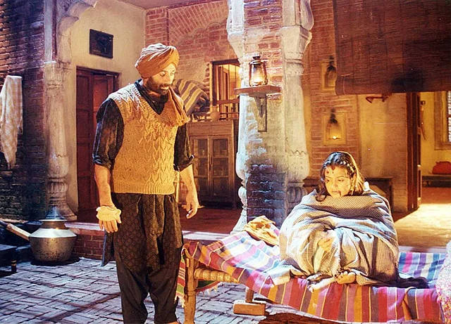 Tara Singh gives Sakeena refuge in his house.