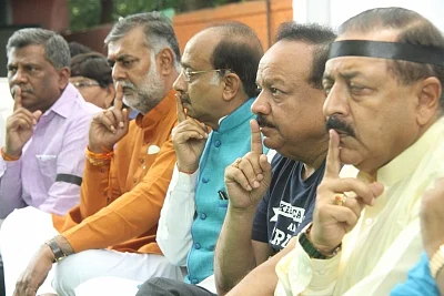 New Delhi: BJP workers led by Union Ministers Vijay Goel, Harsh Vardhan and Jitendra Singh stage a silent protest against violence during BJP president Amit Shah