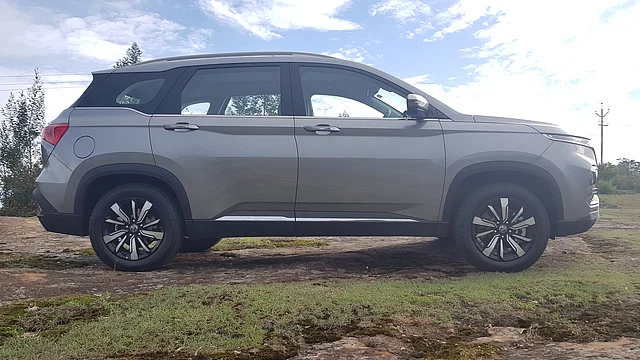 The MG Hector offers 198 mm of ground clearance and has a 2,750 mm wheelbase, enough to clear most rough terrain.