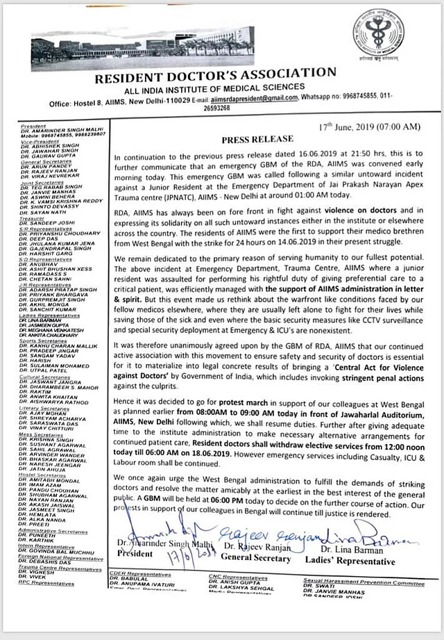 In a press release issued on Monday, 17 June, the Resident Doctors’ Association, AIIMS “once again urged the West Bengal administration to fulfill the demands of striking doctors and resolve the matter at the earliest.” A meeting will be held at 6pm on Monday to decide on the further course of action, the statement said.