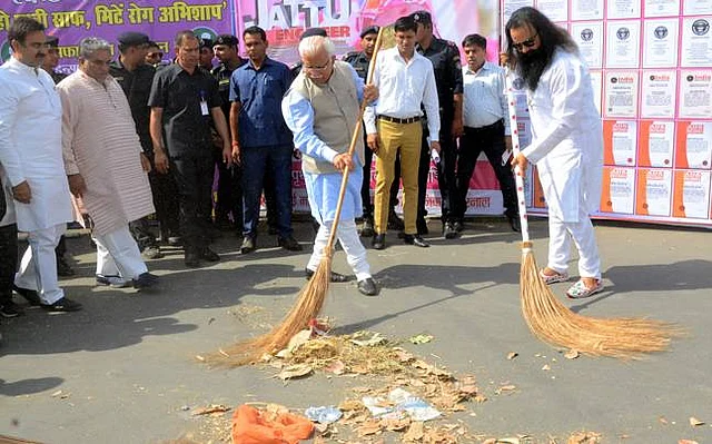 Haryana Chief Minister Manohar Lal Khattar with Gurmeet Ram Rahim at a cleanliness campaign. 