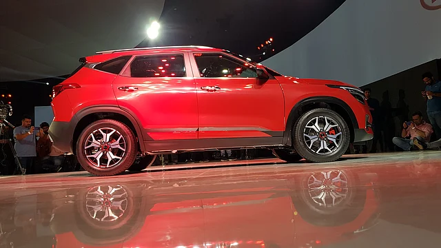 The Kia Seltos looks quite like the Jeep Compass and Hyundai Creta in profile.