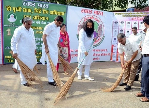 Haryana minister KL Panwar (extreme left) at Dera Sacha Sauda’s cleanliness campaign in Panipat. 