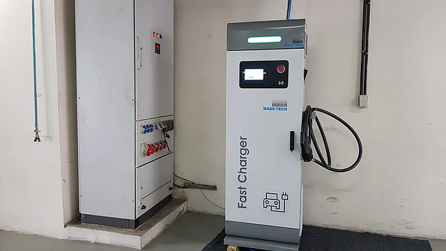 DC Fast Chargers will be available at select IOCL outlets. These can juice up the battery to 80 percent in 57 minutes. 