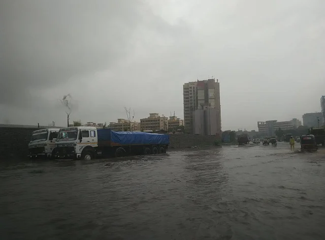 Water-logging at <a href="https://twitter.com/hashtag/Mankhurd?src=hashtag_click">Mankhurd</a> before entering the Eastern freeway in 2019.