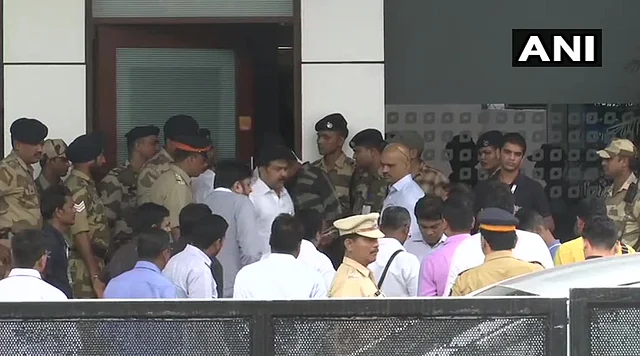 The rebel MLAs reach Mumbai’s Chhatrapati Shivaji International Airport.