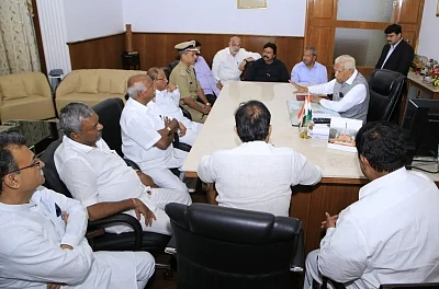 Bengaluru: Rebel Congress MLA Munirathna Naidu, ST Somashekar, Ramesh Jarkiholi, BC Patil and JD(S) MLAs K. Gopalaiah, and H. Vishwanath calls on Karnataka Governor Vajubhai Vala in Bengaluru on July 6, 2019. 