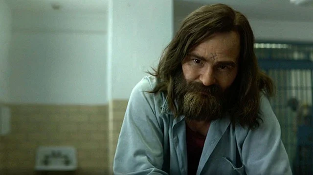 Damon Herriman as Charles Manson in <i>Mindhunter</i> season 2
