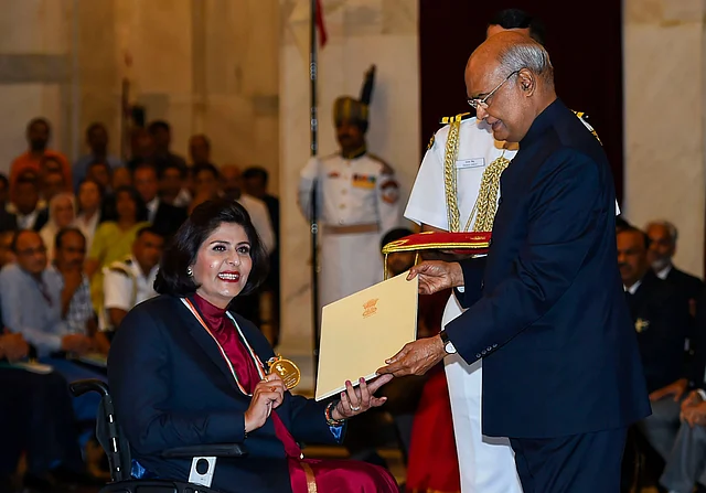 Deepa Malik receiving her award from President Ramnath Kovind.