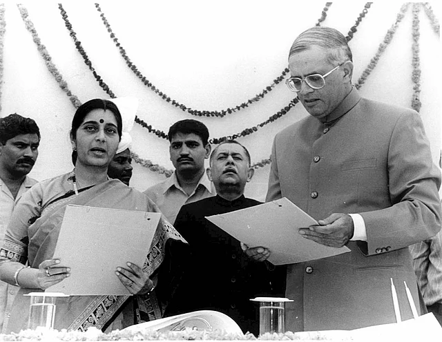 Sushma Swaraj being sworn in as chief minister of Delhi by then Lt Governor Vijay Kapoor at New Delhi’s Raj Bhavan on 10 December 1998.