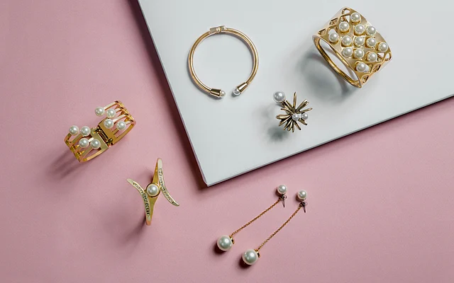 Buy some trendy accessories for you sister this Rakhi!