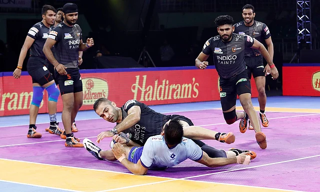V Ajith Kumar ran straight into Fazel Atrachali and Abhishek Singh killed the time in the final raid of the contest.