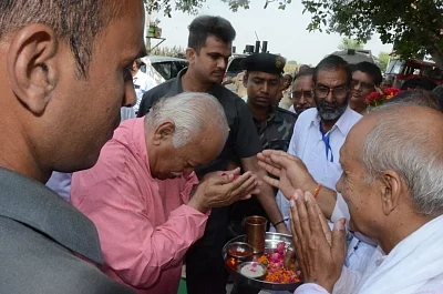 Rashtriya Swayamsevak Sangh chief Mohan Bhagwat sought the blessings of 123-year-old saint Baba Kamalnath on his birthday after visiting his village Gahankar in Alwar district.