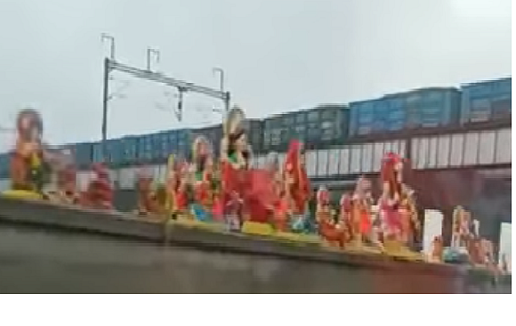 It can be seen that the idols are of a goddess and not of Ganpati.