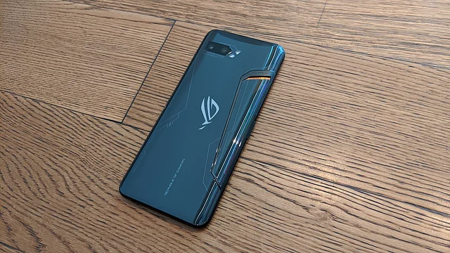 The back of the phone gets a mix of glass and metal finishing.