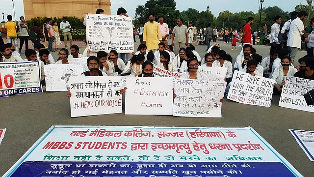 Students of Jhajjar Medical College protest at India Gate. 