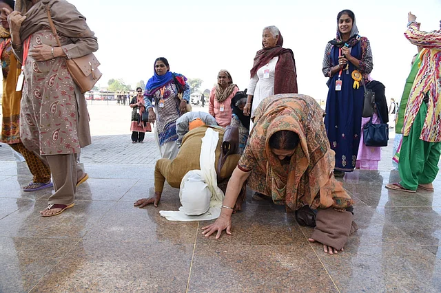 First group of pilgrims arrive at Gurudwara Darbar Sahib.