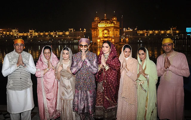 I don’t think if I’ve ever seen Ranveer Singh without sunglasses, have you? 