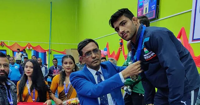 Ravinder receiving his gold medal on Sunday.