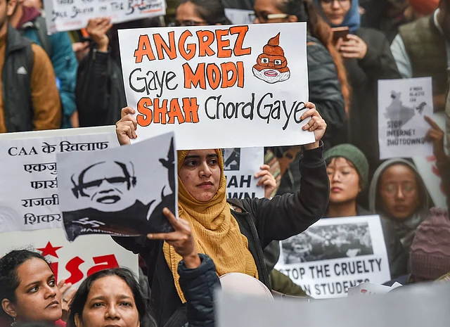 A poster reading: Angrez Gaye Modi Shah Chord Gaye.