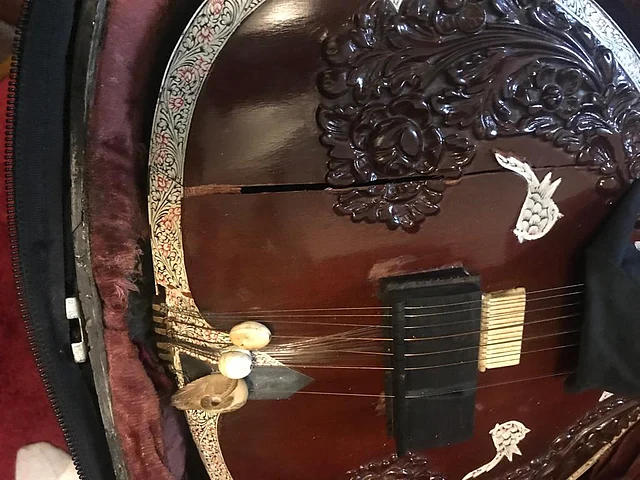 This is the hardest portion of the sitar and cannot break easily unless very badly handled.